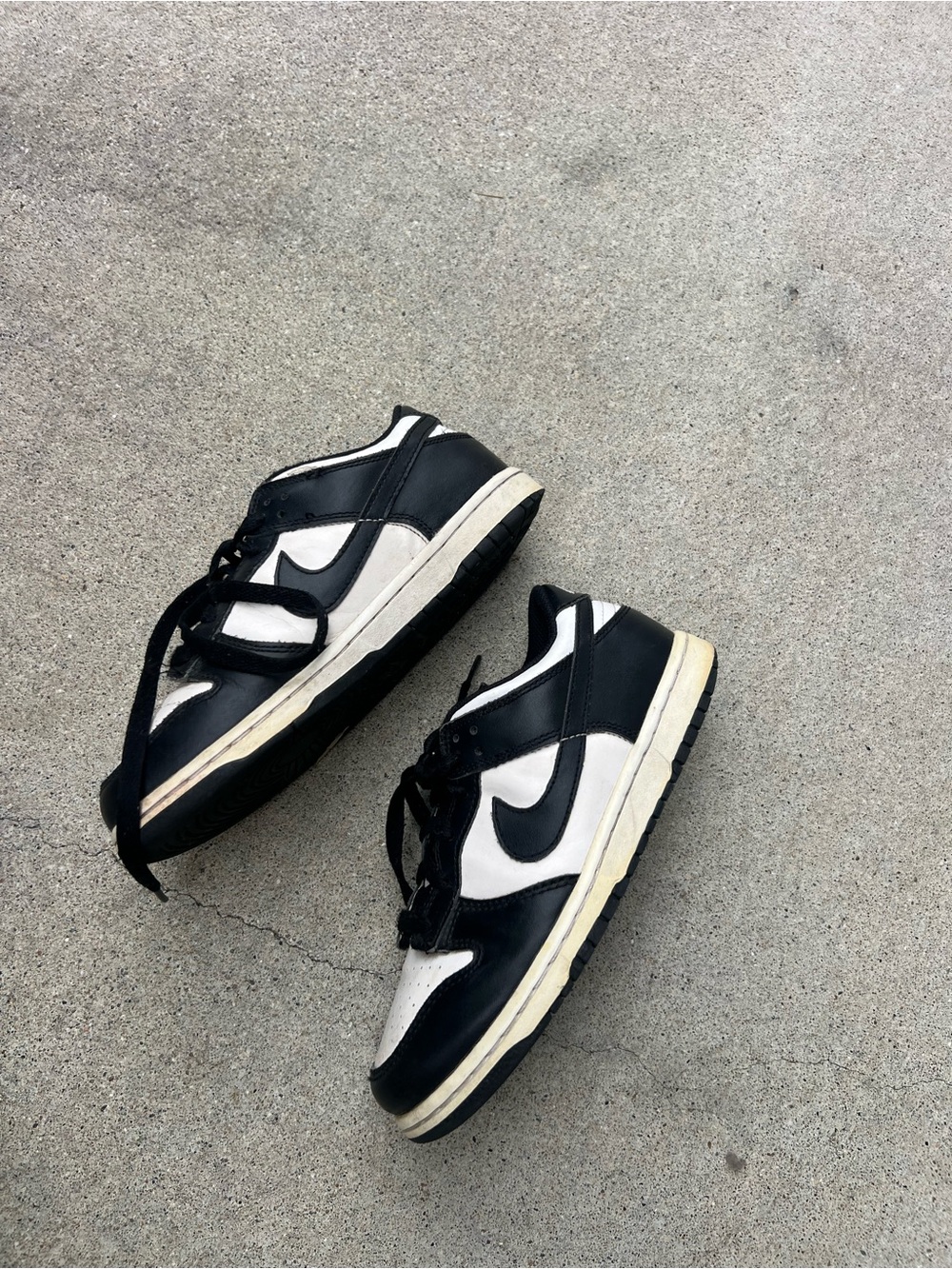 Nike Men’s Black and White Low-Top Sneakers with Black Swoosh